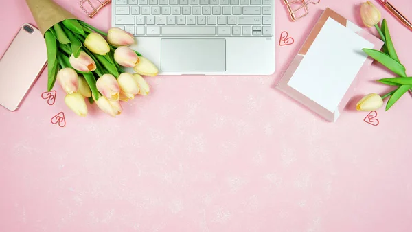 Feminine pink desktop work space blog header overhead flat lay. — 스톡 사진