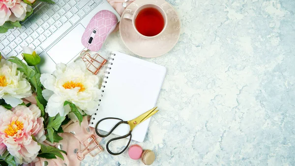 Springtime desktop workspace blog header overhead flat lay. — Stock Photo, Image