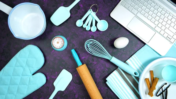 Cocinar hornear espacio de trabajo de escritorio tema de comida sobre fondo púrpura con estilo. —  Fotos de Stock