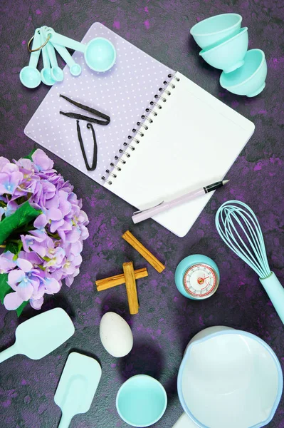 Cottura cottura cibo tema desktop spazio di lavoro su elegante sfondo viola. — Foto Stock
