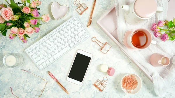 Blush pink cosy hygge style desktop workspace blog header overhead flat lay. — Stock Photo, Image