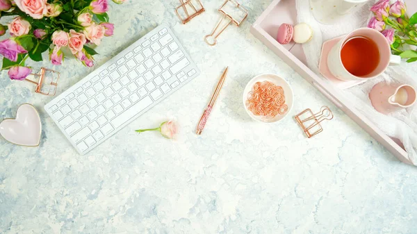 Blush roze gezellige hygge stijl desktop werkruimte blog header overhead platte lay. — Stockfoto