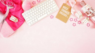 Noel alışverişi pembe masaüstü çalışma alanı blog başlığı düz yatıyordu.