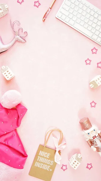 Navidad compras rosa escritorio espacio de trabajo blog encabezado por encima de la cama plana. —  Fotos de Stock