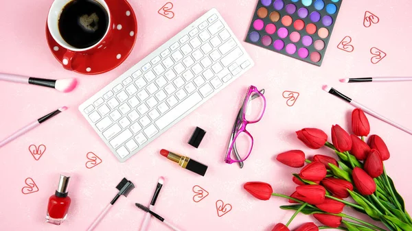 Kecantikan make up desktop area kerja blog hero header over head flat lay. — Stok Foto