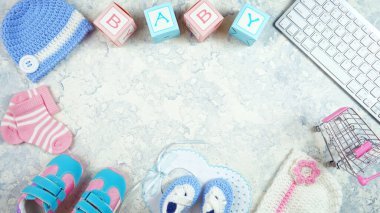 Bebek yuvası giysi blogcuları masaüstü çalışma alanı blog başlığı düz yatıyordu.