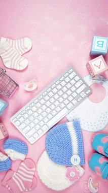 Bebek yuvası giysi blogcuları masaüstü çalışma alanı blog başlığı düz yatıyordu.