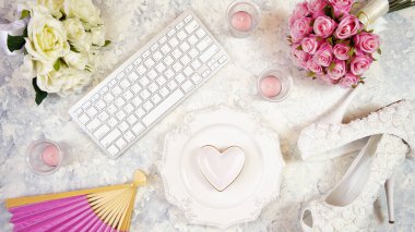 Beyaz estetik düğün gelinliği masaüstü çalışma alanı blog başlığı düz yatıyordu.