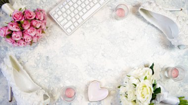 Beyaz estetik düğün gelinliği masaüstü çalışma alanı blog başlığı düz yatıyordu.