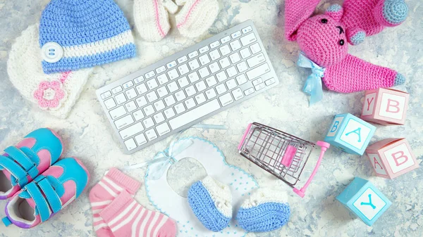 Bebé vivero ropa bloggers escritorio espacio de trabajo blog encabezado por encima de la cama plana. —  Fotos de Stock