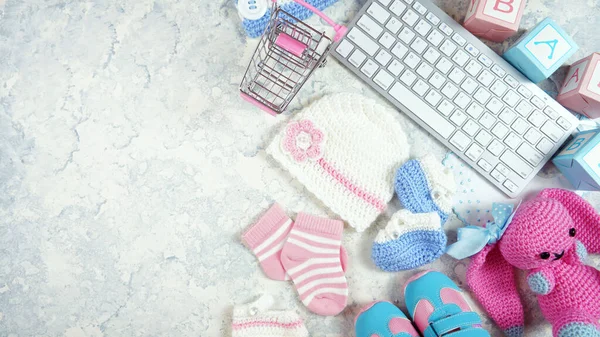 Bebê berçário roupas blogueiros desktop espaço de trabalho blog cabeçalho aéreo flat lay. — Fotografia de Stock