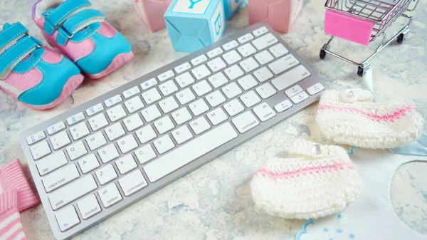 Baby nursery clothing bloggers desktop workspace blog header overhead flat lay. — Stock Photo, Image
