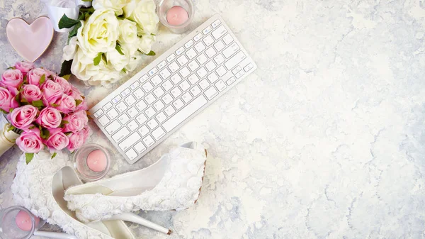 Weiße ästhetische Hochzeit Braut Desktop-Arbeitsplatz Blog-Header Overhead flach legen. — Stockfoto