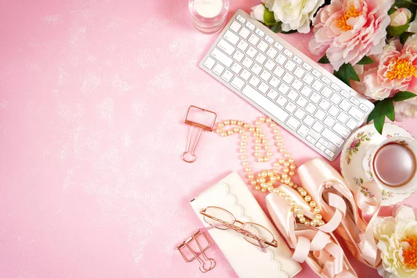 Pointe Ballet Shoes Aesthetic desktop workspace blog header overhead flat lay. — Stock Photo, Image