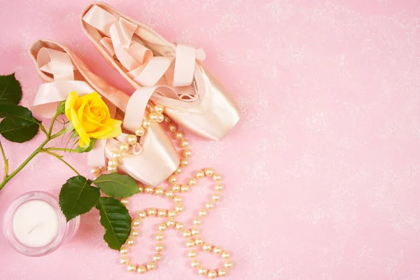 Chaussures de ballet Pointe Esthétique espace de travail en-tête de blog de bureau plat. — Photo