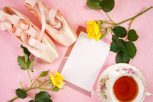 Pointe Ballet Shoes Alium desktop workspace blog header overhead flat lay. — 스톡 사진