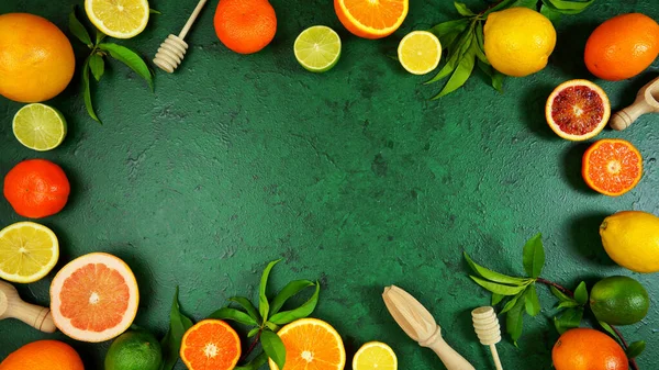 Citrus fruit on textured green background workspace blog hero header flat lay. — Stock Photo, Image