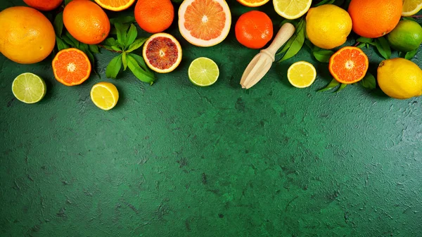 柑橘类水果在纹理绿色背景的工作空间博客英雄头平铺. — 图库照片