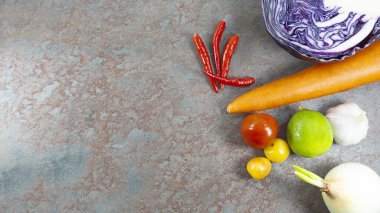 Sağlıklı vejetaryen karnabahar mor, Carol, limon, sarımsak, soğan, domates, kırmızı biber, kırmızı biber ve karışık yeşil salata üzerinde pas taş taş duvar ya da grunge doku adam