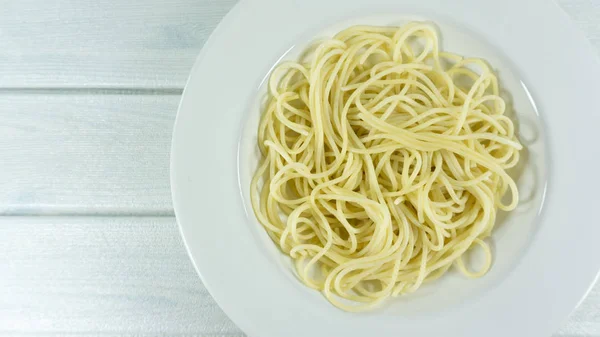 Spaghettigul Italiensk Pasta Linje Tallerken Bord Hvitt Tre Topputsikt Med – stockfoto