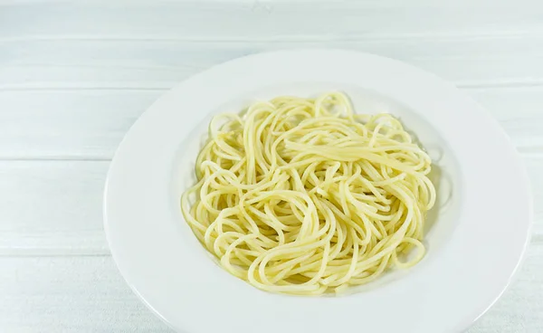 Espaguetis Línea Pasta Italiana Amarilla Plato Sobre Una Mesa Madera — Foto de Stock