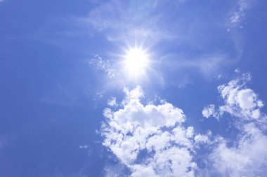 Gökyüzünün parlak güneş parlar durağındayım mavi bulutlar metniniz için kopya alanı ile var