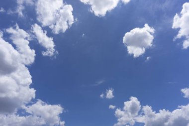 Gökyüzünün parlak güneş parlar durağındayım mavi bulutlar metniniz için kopya alanı ile var.