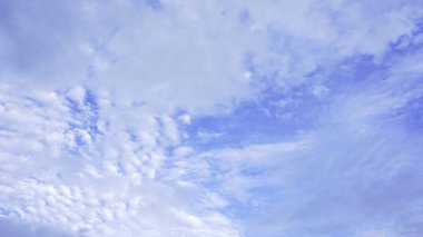 metniniz için kopya alanı ile arka planda gökyüzü bulutlar