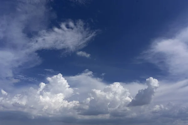 背景に雲の美しい巻積雲の青い空 — ストック写真