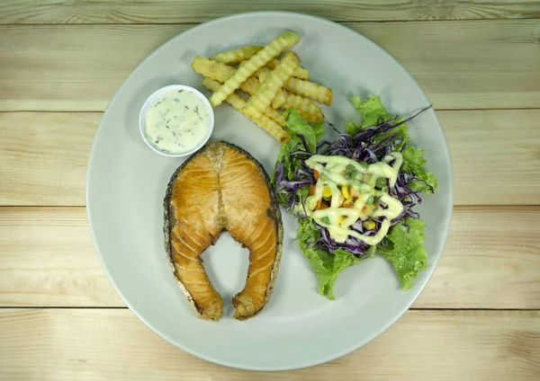 Lazac Steak Tartármártással Fehér Csészében Egy Fából Készült Háttér Kellékek — Stock Fotó