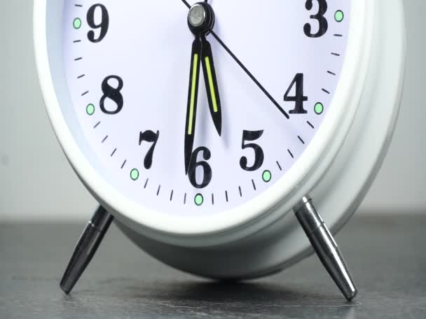 白い時計閉じる大きなアナログ時計面上歩行時間 — ストック動画