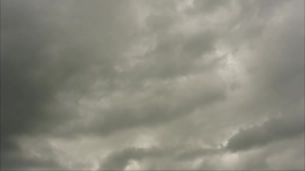 重い雨雲の前に 嵐低速度撮影 ループ可能な Cloudscape テキストのコピー スペースでは 雲の移動 — ストック動画
