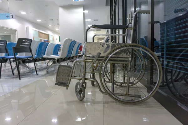 車椅子患者病院の医師を待っています — ストック写真