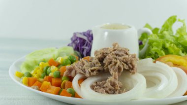 Taze yeşil salata sağlıklı diyet gıda kavramı bir beyaz arka plan sahne dekorasyon Callol kare, Mısır, bezelye, karnabahar mor, soğan, domates, yeşil salata, üstten görünüm. metniniz için kopya alanı ile