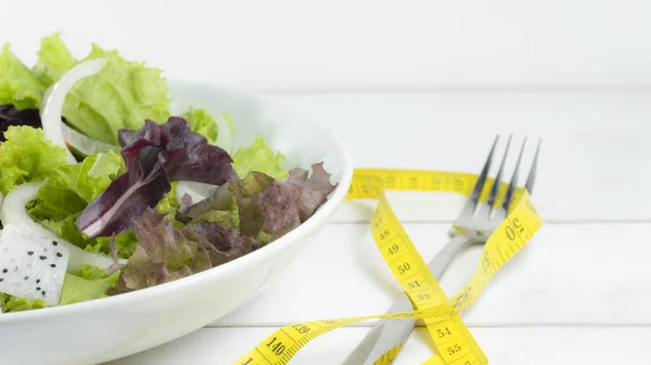 Färska Grönsaker Sallad Vit Platta Golv Trä Bakgrund Mäta Tejp — Stockfoto