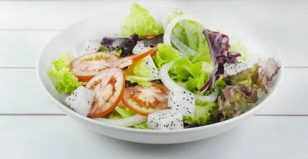 Fruktsallad Med Sallad Hälsosam Kost Matkoncept Vit Bakgrund Rekvisita Dekoration — Stockfoto