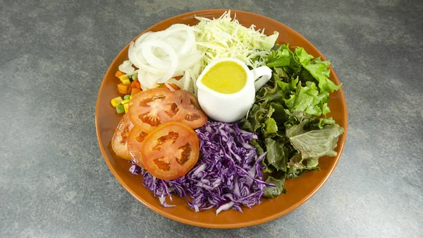Hälsosam Sallad Båge Kost Matkoncept Rekvisita Dekoration Tomater Grönsallad Vit — Stockfoto