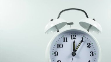 Çalar saat, saat 12:05 am. Beyaz arka plan üzerinde tasarım için boş.