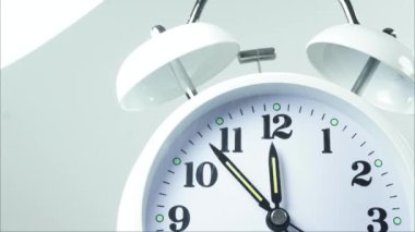 Hızlandırılmış. Yemek molası var. Saat ekran hareket gösteren zaman 12 am. büyük analog saat yüzü üzerinde taş bir arka plan.