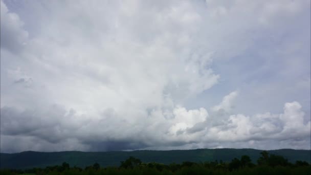 Красивая Гора Панорама Просматривать Кадры Белые Облака Бегущие Небу Заднем — стоковое видео
