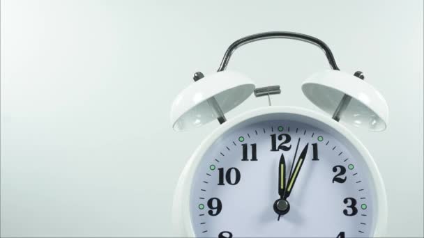 Pause-dîner.Heure-lapse.Affichage de l'horloge en mouvement montrant l'heure à midi. sur une grande face d'horloge analogique, sur fond blanc.