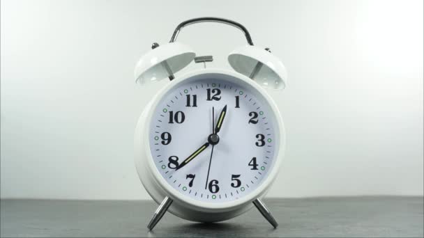 Reloj Despertador Momento Piso Piedra Blanco Para Diseño — Vídeos de Stock