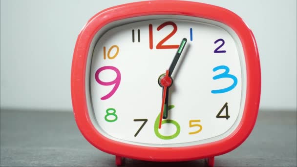 Horloge Rouge Marchanttemps Lever Sur Fond Blanc — Video