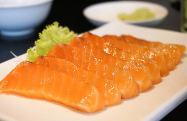 Suşi somon çanak beyaza yakın. 