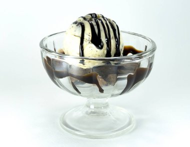 Dondurma dondurma çikolata beyaz arka plan üzerinde izole bir cam ile tepesinde.