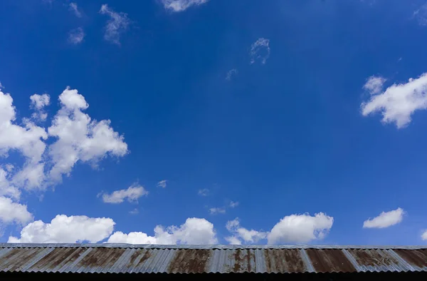 Dach Des Bauhauses Mit Blauem Himmel Und Wolkenhintergrund — Stockfoto