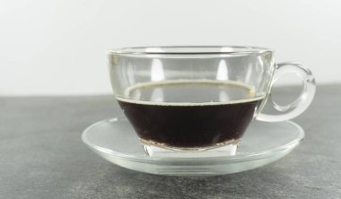 Beyaz arka planda sıcak kahve fincanı