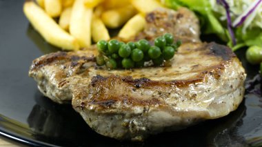 Telekomünikasyon Kulesi. Cep telefonu sinyal kulesi. Elektrik direğine mavi gökyüzü bulut arka plan üzerinde