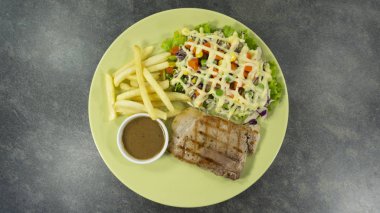 Telekomünikasyon Kulesi. Cep telefonu sinyal kulesi. Elektrik direğine mavi gökyüzü bulut arka plan üzerinde