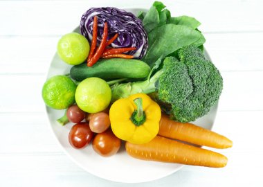 Telekomünikasyon Kulesi. Cep telefonu sinyal kulesi. Elektrik direğine mavi gökyüzü bulut arka plan üzerinde